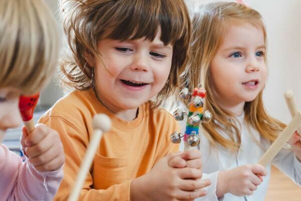 Kinder spielen Orff-Instrumente